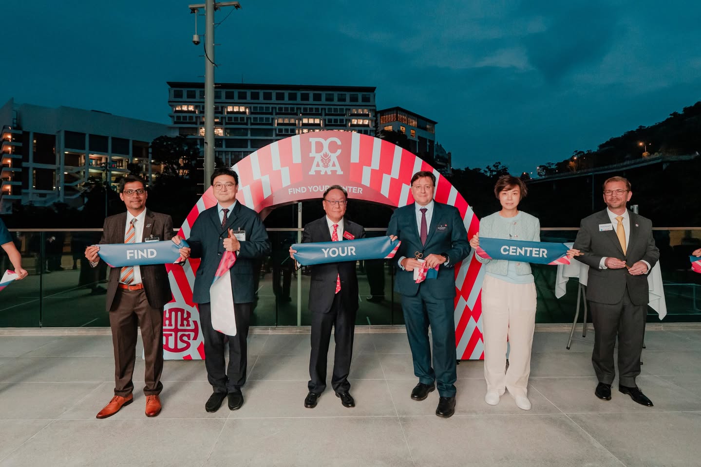 Ta Kung Pao Facebook: 奧運四金得主張怡寧及香港國際學校學生同聚全新體育中心