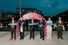 Ta Kung Pao Facebook: 奧運四金得主張怡寧及香港國際學校學生同聚全新體育中心